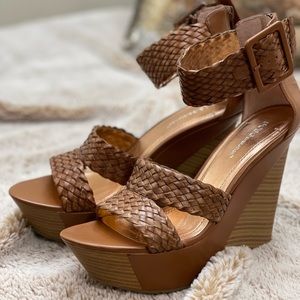 Womens size 10 BCBG Candiss sandals new with box.